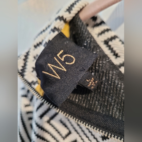 W5 Geometric patterned top - size large - Picture 4 of 4